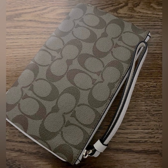 Coach Large Wristlet In Signature Canvas - Picture 7 of 8